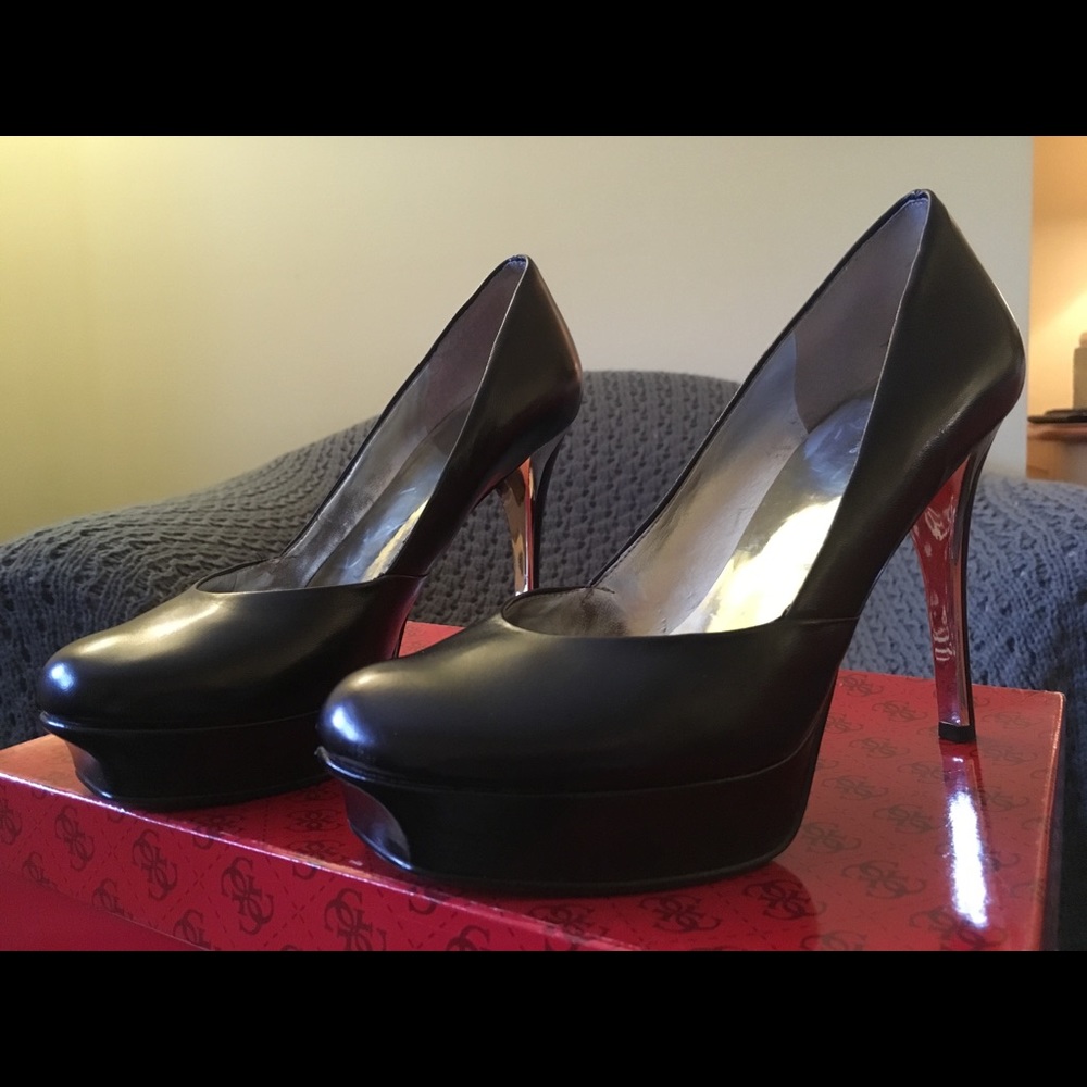Guess by Marciano black leather pumps